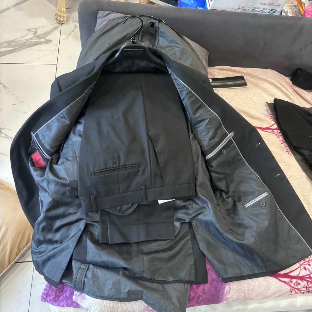 suit - Picture 3 of 4